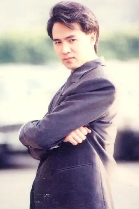 “四大天王”之首，离婚后再娶初恋，为何巅峰时消失，20年不见？（组图） - 12