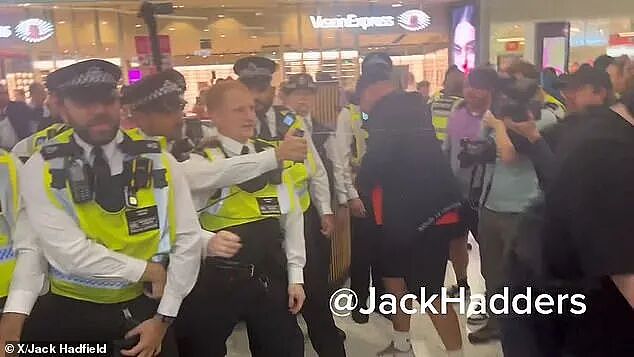 为了保护难民,英国警察暴力镇压英国人,英国人怒:难民住酒店买名牌还性骚扰,我们才是弱势群体!(组图) - 7
