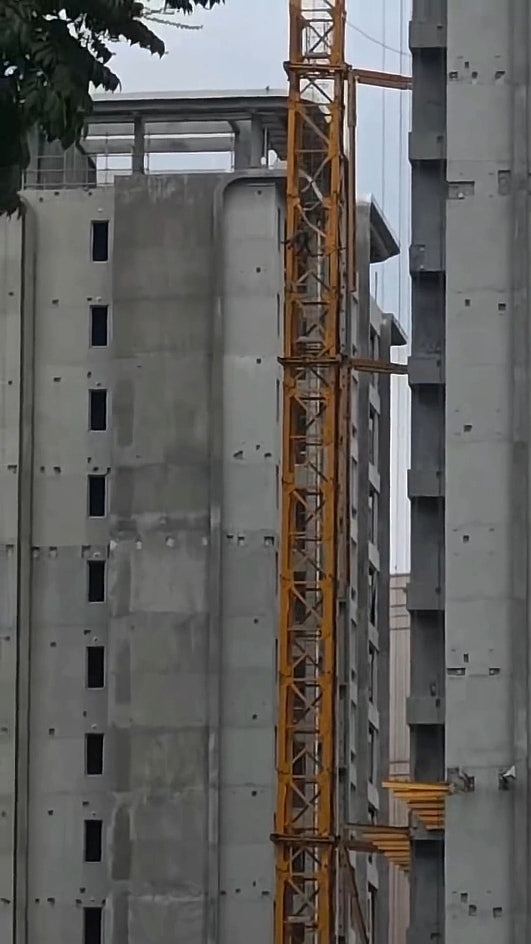 成都在建地盘塔吊坍塌酿5死！地面遗大量残骸，当局：已封停（视频/组图） - 3