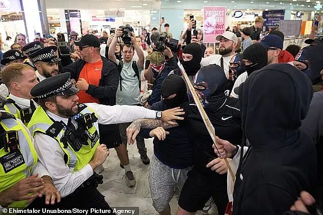 为了保护难民,英国警察暴力镇压英国人,英国人怒:难民住酒店买名牌还性骚扰,我们才是弱势群体!(组图) - 6