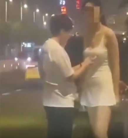俩女同吵架当街脱衣视频疯传,一丝不挂坐地,这身材全网都在心疼…(组图) - 1