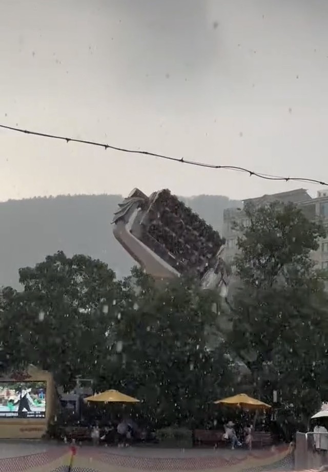 游客苏州乐园玩空中飞舞突遇暴雨，网友：成了“全自动洗人机”（视频/组图） - 4