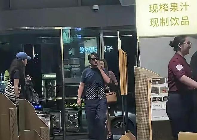 郎朗夫妇现身火锅店吃饭！郎朗胖出新高度，妻子吉娜穿超短裙好似少女（组图） - 3