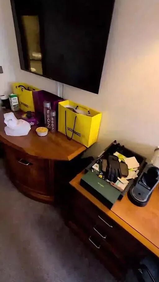 为了保护难民,英国警察暴力镇压英国人,英国人怒:难民住酒店买名牌还性骚扰,我们才是弱势群体!(组图) - 25