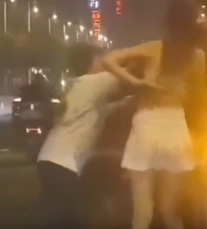 俩女同吵架当街脱衣视频疯传,一丝不挂坐地,这身材全网都在心疼…(组图) - 3