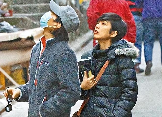 疑65岁黄子华官宣恋情，被小女友抱着撒狗粮，两人相差30岁似父女（组图） - 8