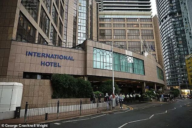 为了保护难民,英国警察暴力镇压英国人,英国人怒:难民住酒店买名牌还性骚扰,我们才是弱势群体!(组图) - 1