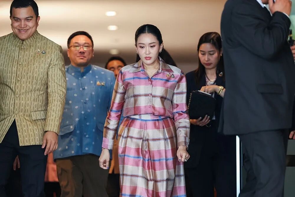 泰国39岁美女总理一年就下台，只因打电话叫了声“叔叔”，她太年轻被做局了？（组图） - 17