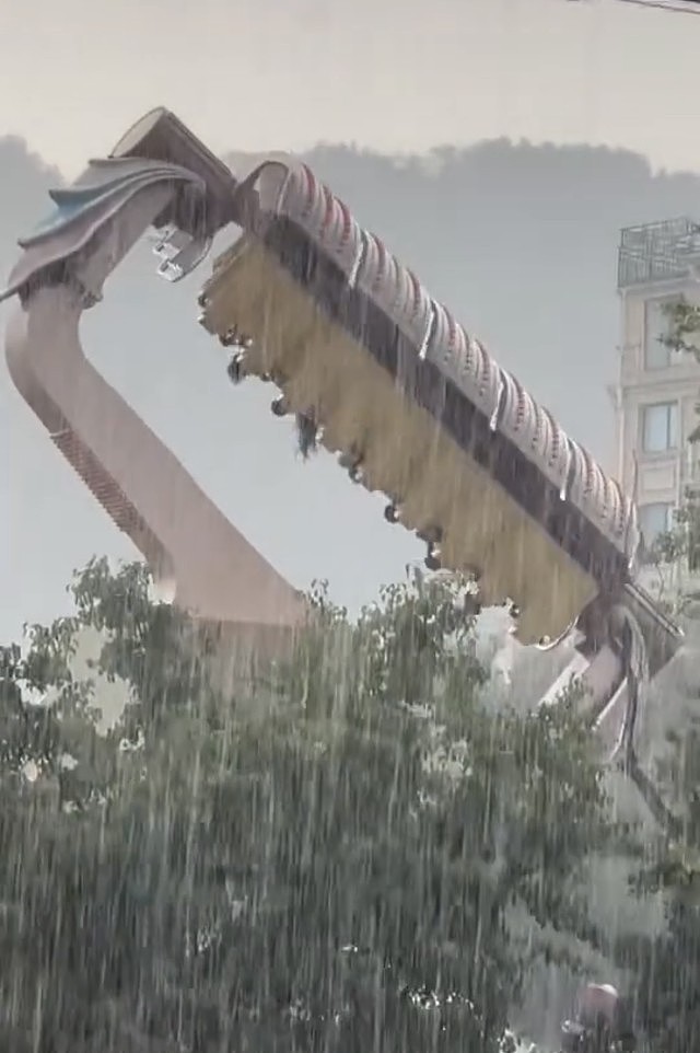 游客苏州乐园玩空中飞舞突遇暴雨，网友：成了“全自动洗人机”（视频/组图） - 3
