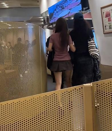 郎朗夫妇现身火锅店吃饭！郎朗胖出新高度，妻子吉娜穿超短裙好似少女（组图） - 6