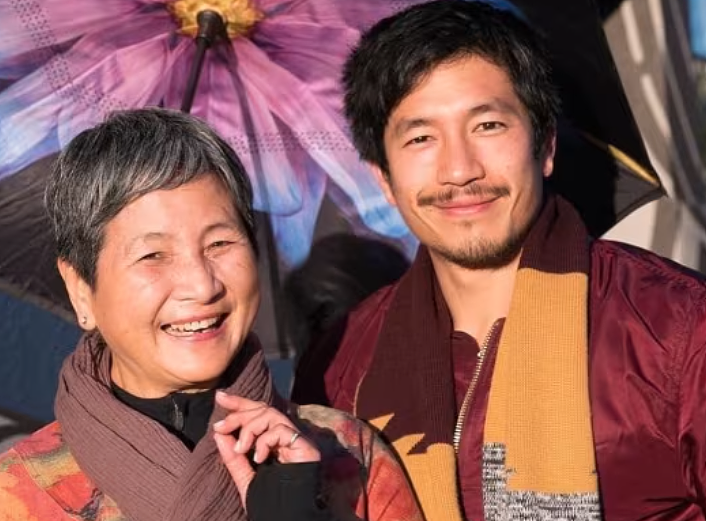 郑佩佩儿子欲众筹5万美元给白人妻子治病,遭网友质疑,为何不动遗产不卖房?(组图) - 1