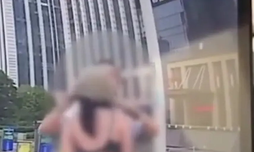 俩女同吵架当街脱衣视频疯传,一丝不挂坐地,这身材全网都在心疼…(组图) - 18