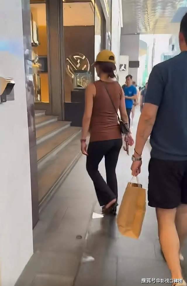 杨采钰被质疑与高富帅没有领证，她曾晒豪宅，家具名画一堆，实力不菲（组图） - 11