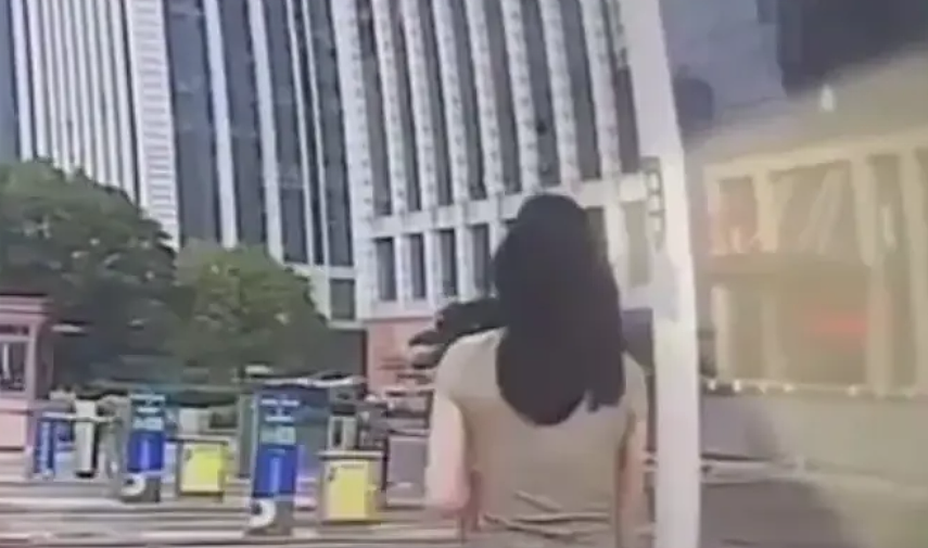 俩女同吵架当街脱衣视频疯传,一丝不挂坐地,这身材全网都在心疼…(组图) - 13