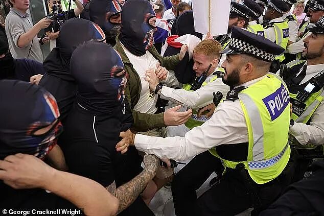 为了保护难民,英国警察暴力镇压英国人,英国人怒:难民住酒店买名牌还性骚扰,我们才是弱势群体!(组图) - 5