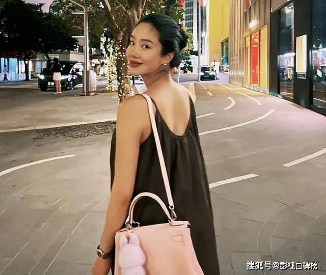 杨采钰被质疑与高富帅没有领证，她曾晒豪宅，家具名画一堆，实力不菲（组图） - 1
