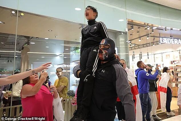 为了保护难民,英国警察暴力镇压英国人,英国人怒:难民住酒店买名牌还性骚扰,我们才是弱势群体!(组图) - 9