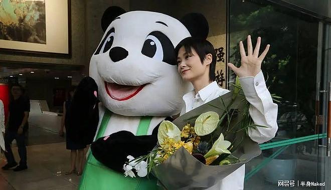 轮椅代步,不能平躺,41岁李宇春与“不死癌症”共处,现状如何(组图) - 22