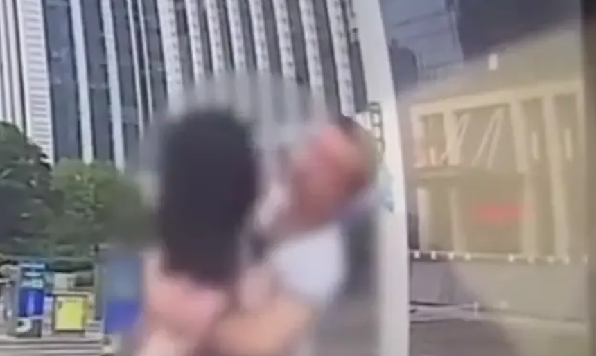 俩女同吵架当街脱衣视频疯传,一丝不挂坐地,这身材全网都在心疼…(组图) - 15