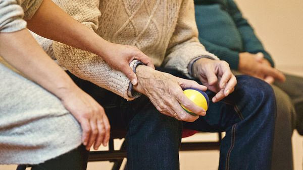 她养生20年不吃炸物甜食却老更快，医曝关键原因（图） - 1