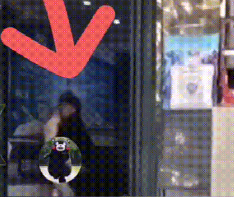 俩女同吵架当街脱衣视频疯传,一丝不挂坐地,这身材全网都在心疼…(组图) - 17