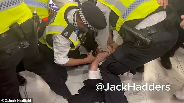 为了保护难民,英国警察暴力镇压英国人,英国人怒:难民住酒店买名牌还性骚扰,我们才是弱势群体!(组图) - 11