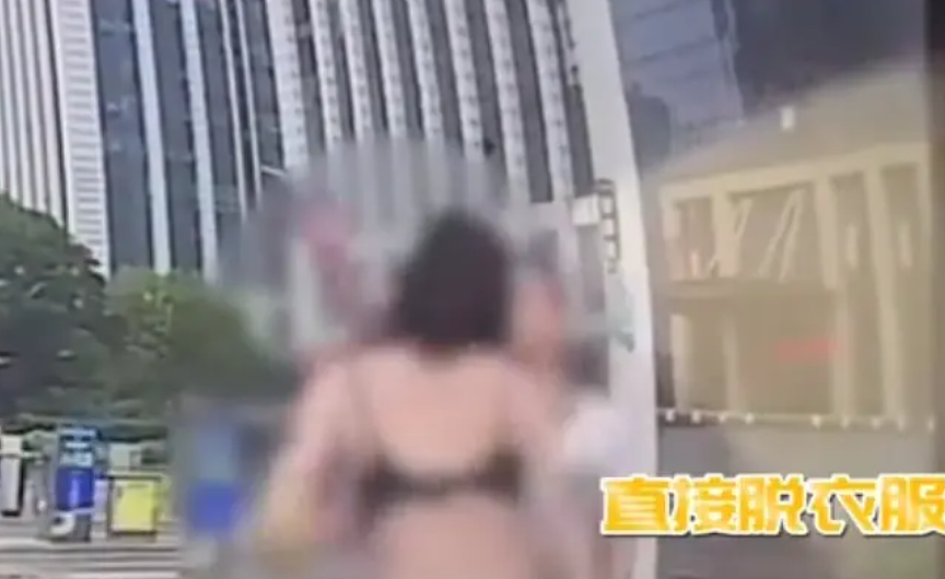 俩女同吵架当街脱衣视频疯传,一丝不挂坐地,这身材全网都在心疼…(组图) - 14
