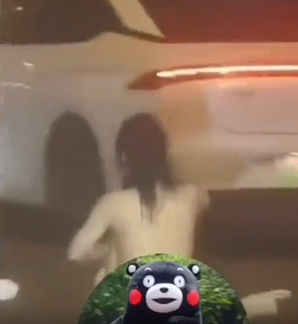 俩女同吵架当街脱衣视频疯传,一丝不挂坐地,这身材全网都在心疼…(组图) - 10