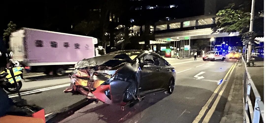 香港资深男星遭遇车祸，车身受损气囊弹出，曾2年无收入（组图） - 2