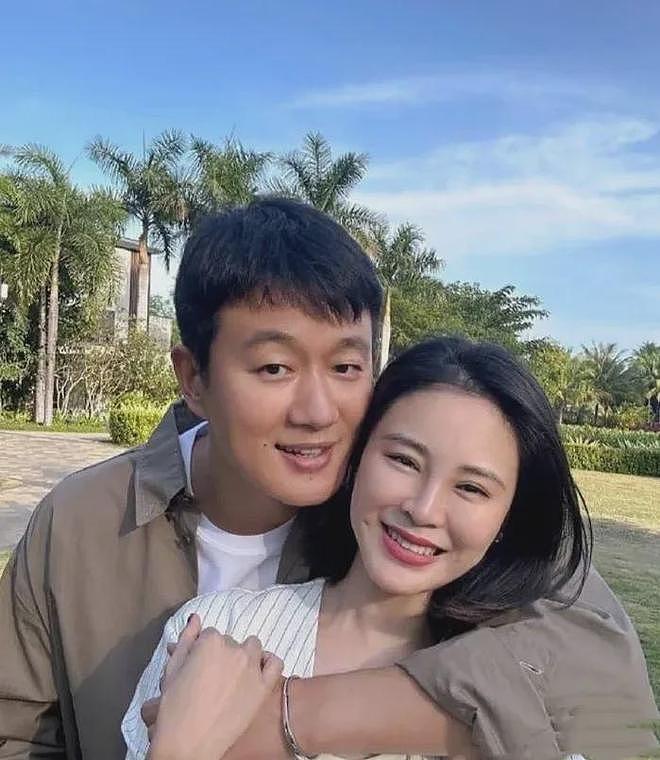 娱乐圈“最强师生恋”，一见钟情，让老师8年生下3个孩子，如今一家五口其乐融融（组图） - 3