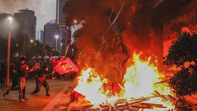 外媒：印尼21岁网约车司机之死引发全国性抗议，总统撤议员津贴安抚民心（组图） - 3