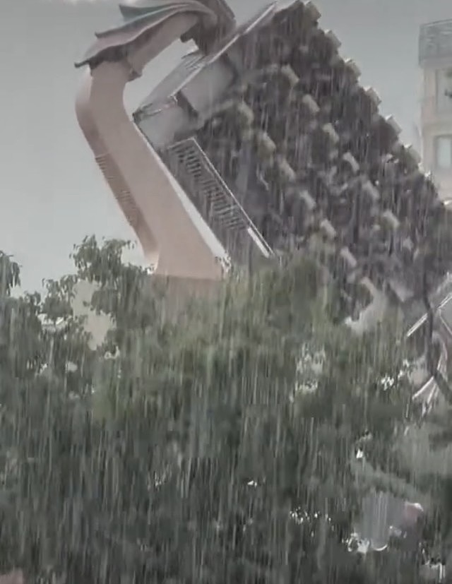 游客苏州乐园玩空中飞舞突遇暴雨，网友：成了“全自动洗人机”（视频/组图） - 2