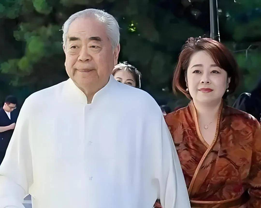 业内曝88岁范曾近况，即将宣布天大喜讯，此前娇妻被曝怀孕了（组图） - 13