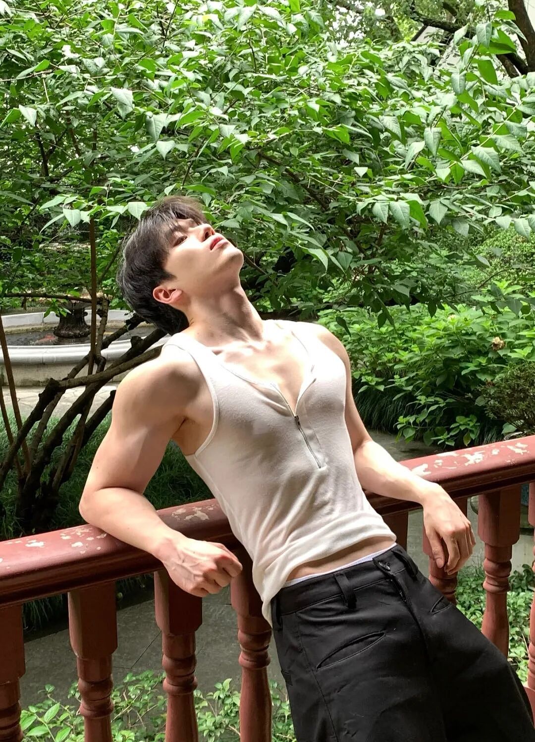 【帅哥】195薄肌体育生性感写真,极品腹肌太诱人,古铜色得肌肤诱惑力满满...(组图) - 8