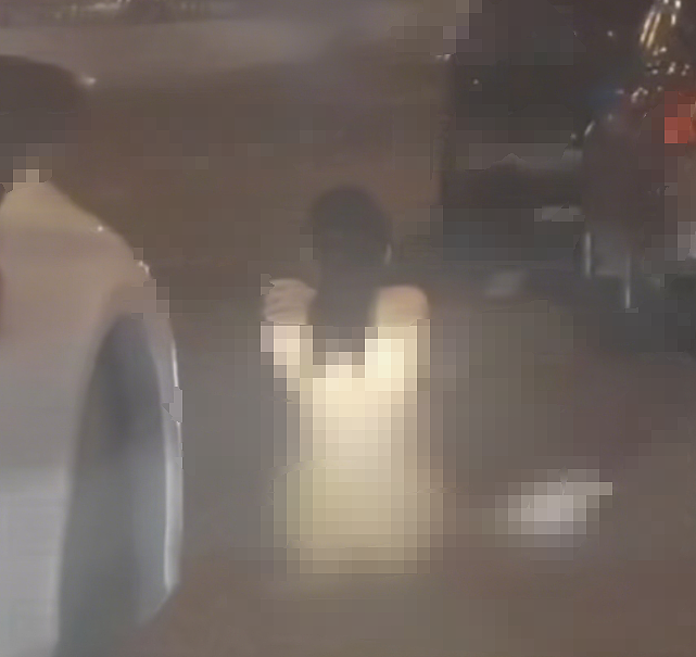 俩女同吵架当街脱衣视频疯传,一丝不挂坐地,这身材全网都在心疼…(组图) - 19
