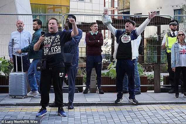 为了保护难民,英国警察暴力镇压英国人,英国人怒:难民住酒店买名牌还性骚扰,我们才是弱势群体!(组图) - 3