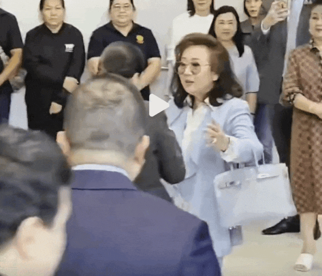 泰国39岁美女总理一年就下台，只因打电话叫了声“叔叔”，她太年轻被做局了？（组图） - 2