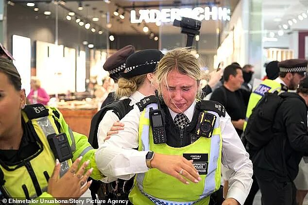 为了保护难民,英国警察暴力镇压英国人,英国人怒:难民住酒店买名牌还性骚扰,我们才是弱势群体!(组图) - 12