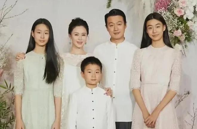 娱乐圈“最强师生恋”，一见钟情，让老师8年生下3个孩子，如今一家五口其乐融融（组图） - 1