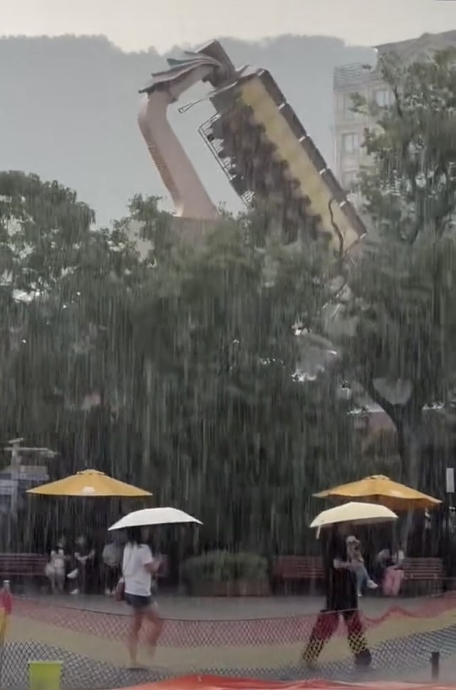 游客苏州乐园玩空中飞舞突遇暴雨，网友：成了“全自动洗人机”（视频/组图） - 1