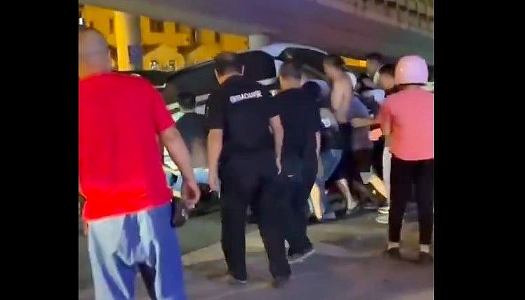广州车撞路人酿至少6伤 目击者:有个小孩在车底(组图) - 5