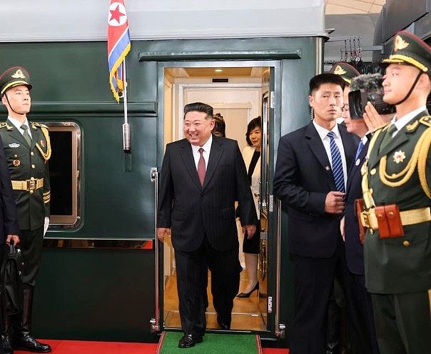 金正恩乘专列抵北京，女儿金朱爱随行！蔡奇、王毅迎接（组图） - 2
