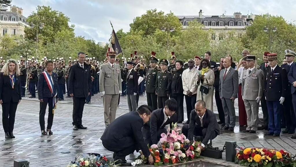 法国华人巴黎凯旋门下献花，纪念抗日战争胜利80周年（组图） - 1