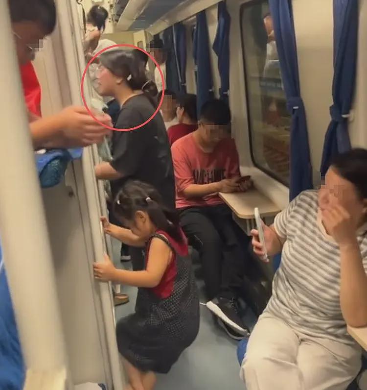 女子换下铺被拒后续:怒怼大哥15分钟,正脸曝光,被指傅首尔长相(组图) - 9