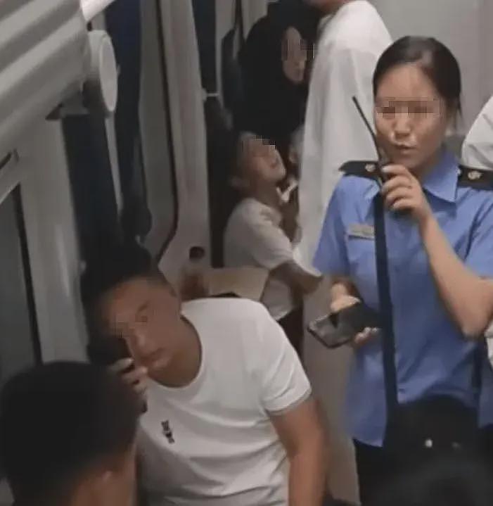 女子换下铺被拒后续:怒怼大哥15分钟,正脸曝光,被指傅首尔长相(组图) - 13