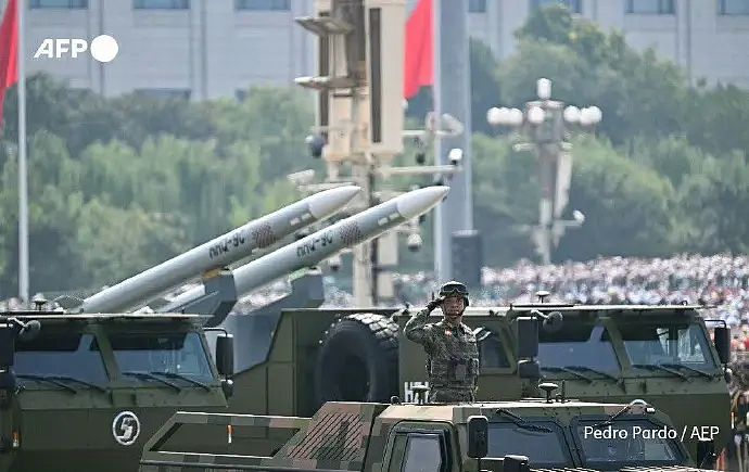 外网也热议!中国阅兵神器震撼外国网友,有人看完酸酸自嘲:我们的烂游行就手里拿个无人机走来走去…(组图) - 18