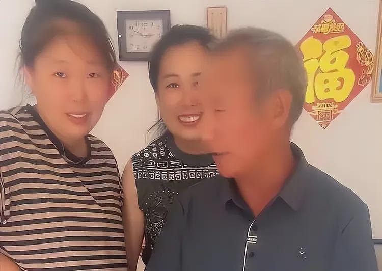 姜萍现状如何?一家不知去向,新学期未返校,疑似某服装厂打工(组图) - 42