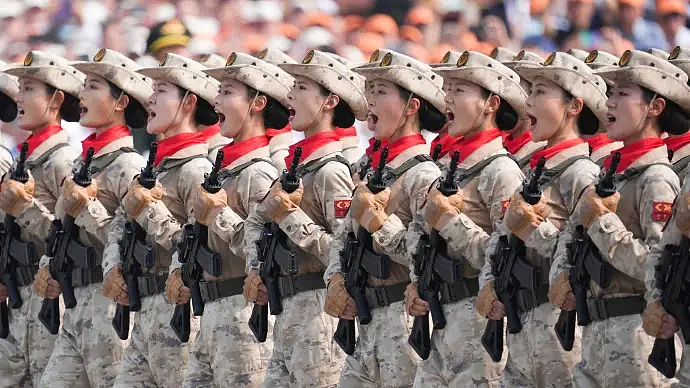外网也热议!中国阅兵神器震撼外国网友,有人看完酸酸自嘲:我们的烂游行就手里拿个无人机走来走去…(组图) - 7