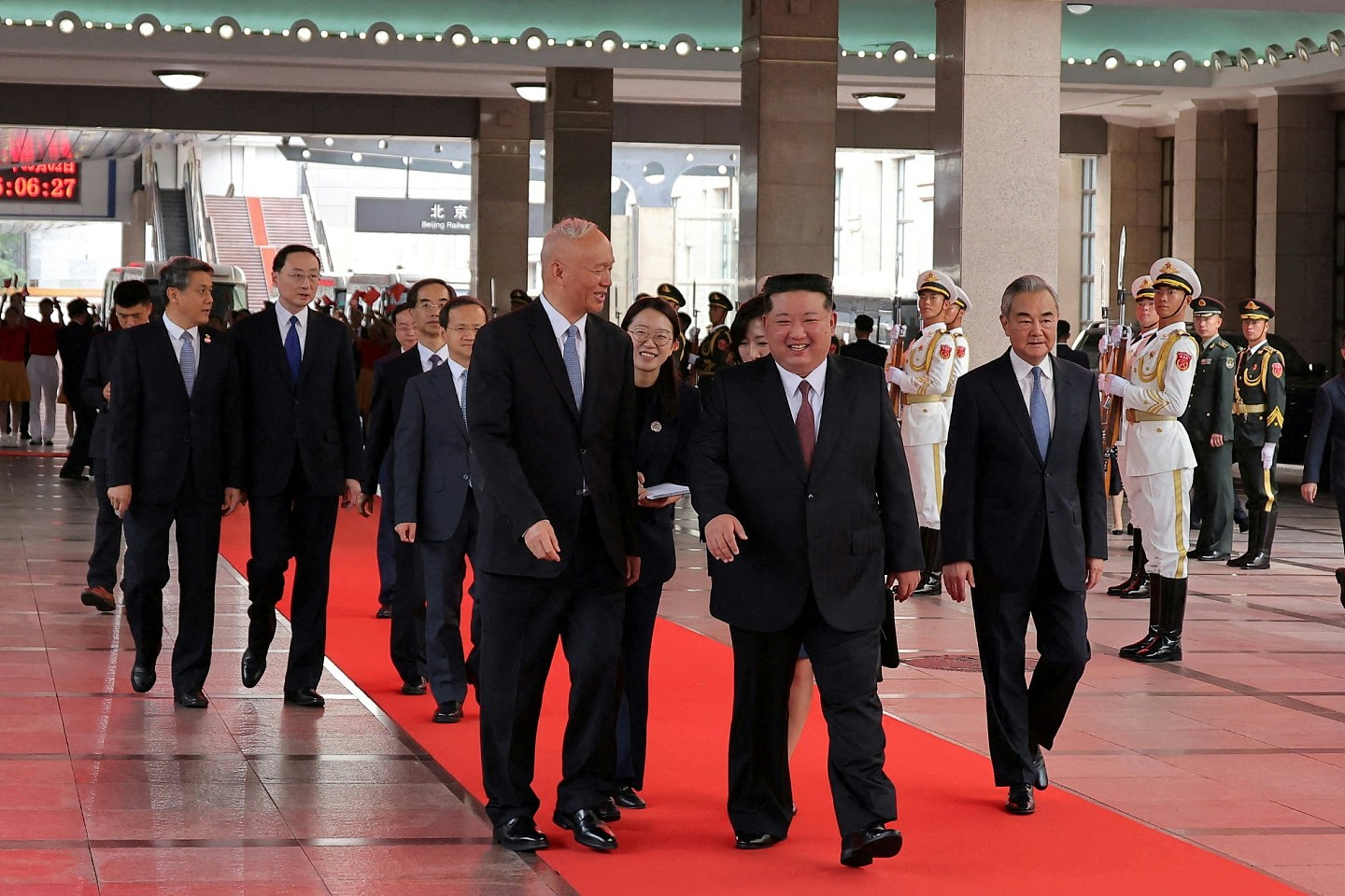 金正恩乘专列抵北京，女儿金朱爱随行！蔡奇、王毅迎接（组图） - 3