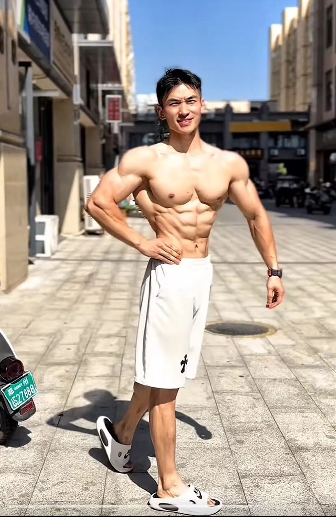 【帅哥】健身圈中肌肉最养眼的男人！他那八块腹肌与铠甲背，足够秒杀99%健身爱好者（组图） - 5
